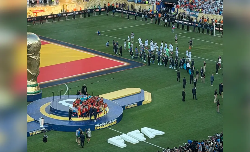 argentina-vira-as-costas-para-a-espanha-na-entrega-da-taca-da-copa-do-mundo