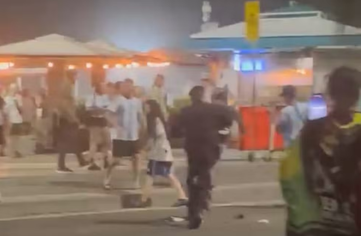 pm-intervindo-na-confusao-com-torcedores-em-copacabana,-na-zona-sul-do-rio.