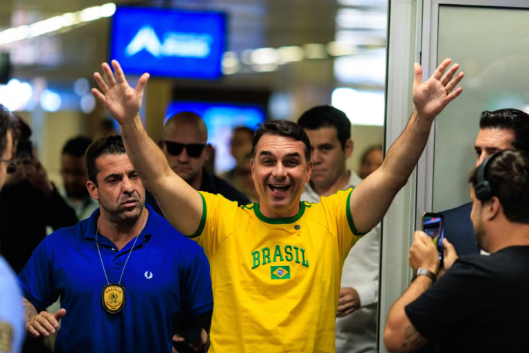 flavio-bolsonaro-ao-lado-de-agente-da-pf-em-aeroporto.