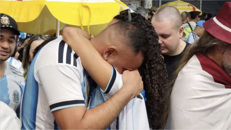 “e-argentina,-e-milei,-e-bolsonaro!”:-brasileiros-choraram-em-mooca-apos-derrota-para-a-espanha