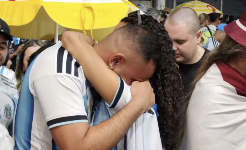 “e-argentina,-e-milei,-e-bolsonaro!”:-brasileiros-choraram-em-mooca-apos-derrota-para-a-espanha