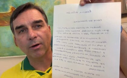 flavio-bolsonaro-pode-levar-multa-de-ate-r$-25-mil-apos-ler-carta-de-jair-em-live