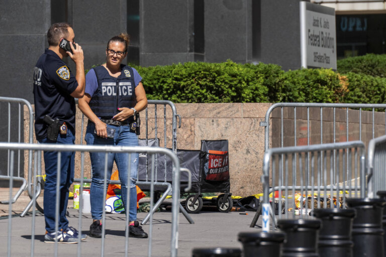 homem-e-detido:-homem-e-detido-apos-fogo,-fogos-de-artificio-e-arma-em-frente-a-predio-do-ice-em-nova-york