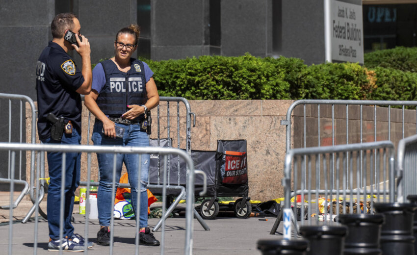 homem-e-detido:-homem-e-detido-apos-fogo,-fogos-de-artificio-e-arma-em-frente-a-predio-do-ice-em-nova-york