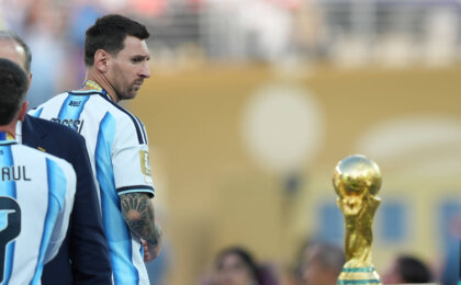 lionel-messi-com-a-camisa-da-selecao-argentina-ao-lado-do-trofeu-da-copa-do-mundo.