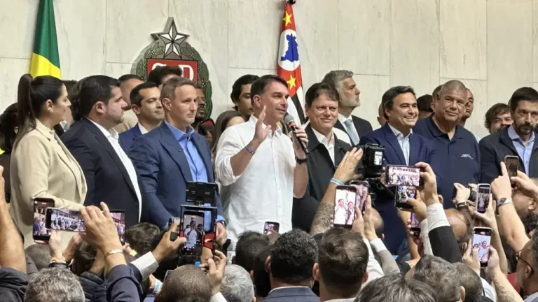 sem-aval-nacional,-pp-e-uniao-de-sp-embarcam-na-candidatura-de-flavio-bolsonaro