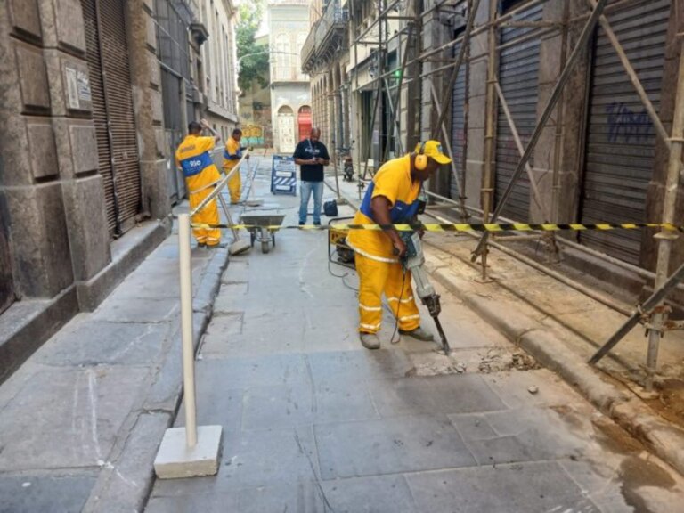 ruas-historicas-do-centro-passam-por-obras-de-recuperacao-de-piso