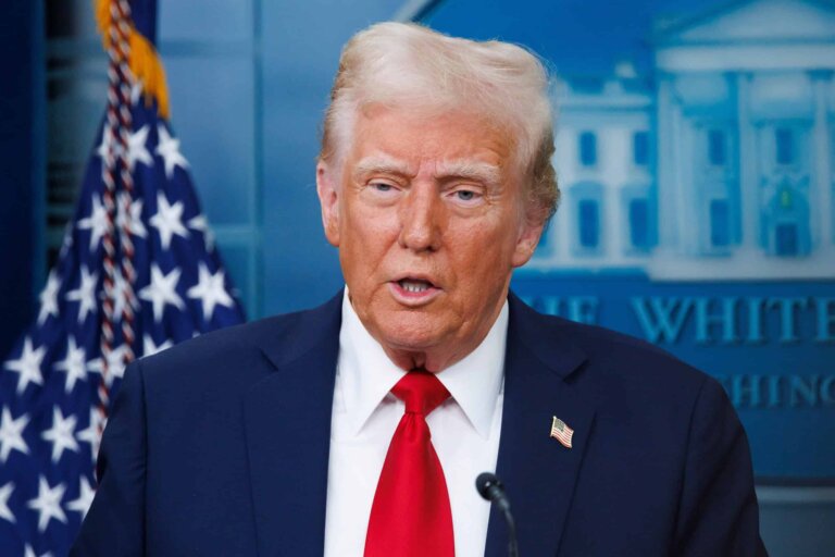 medo-da-concorrencia?-trump-estuda-bloquear-ias-chinesas-mais-baratas-nos-eua