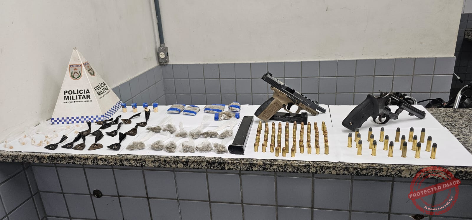 tres-suspeitos-sao:-tres-suspeitos-sao-presos-por-trafico-de-drogas-durante-operacao-da-pm-em-morro-do-coco