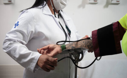 em-vez-de-equipamentos-medicos,-emendas-para-o-sus-bancam-carros-e-cadeiras