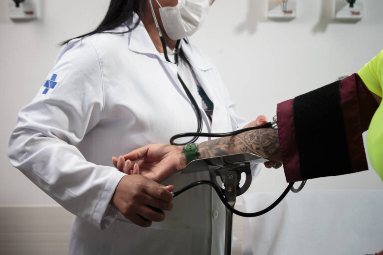 em-vez-de-equipamentos-medicos,-emendas-para-o-sus-bancam-carros-e-cadeiras