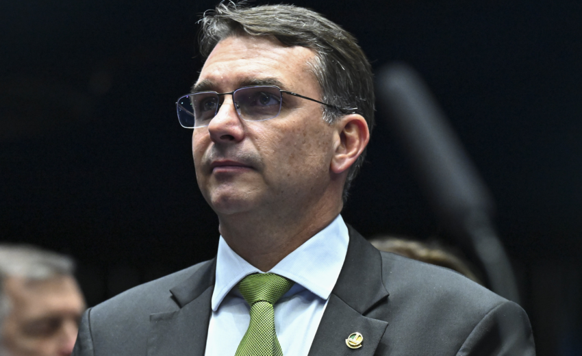 flavio-bolsonaro-repete-ofensiva-golpista-do-pai-e-espalha-mentira-sobre-urnas-a-diplomatas
