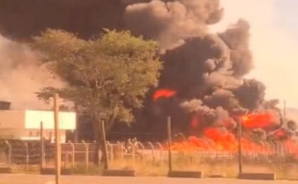 incendio-atinge-deposito-da-aguas-do-rio-em-queimados;
