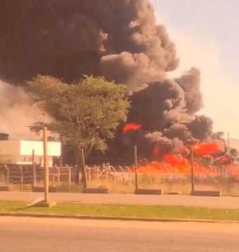 incendio-atinge-deposito-da-aguas-do-rio-em-queimados;