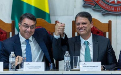 em-tarcisio-e-empresarios,-flavio-bolsonaro-transfere-campanha-para-sao-paulo-de-olho
