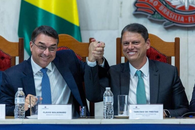 em-tarcisio-e-empresarios,-flavio-bolsonaro-transfere-campanha-para-sao-paulo-de-olho