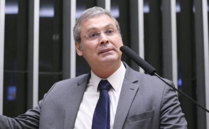 lindbergh-diz-que-flavio-repete-roteiro-golpista-do-pai:-“vai-acabar-igual”