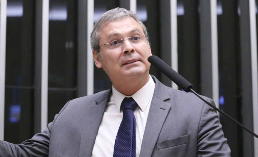 lindbergh-diz-que-flavio-repete-roteiro-golpista-do-pai:-“vai-acabar-igual”