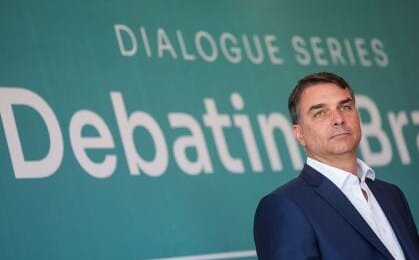 flavio-bolsonaro-leva-a-diplomatas-mentiras-sobre-urnas-ja-desmentidas-pelo-tse