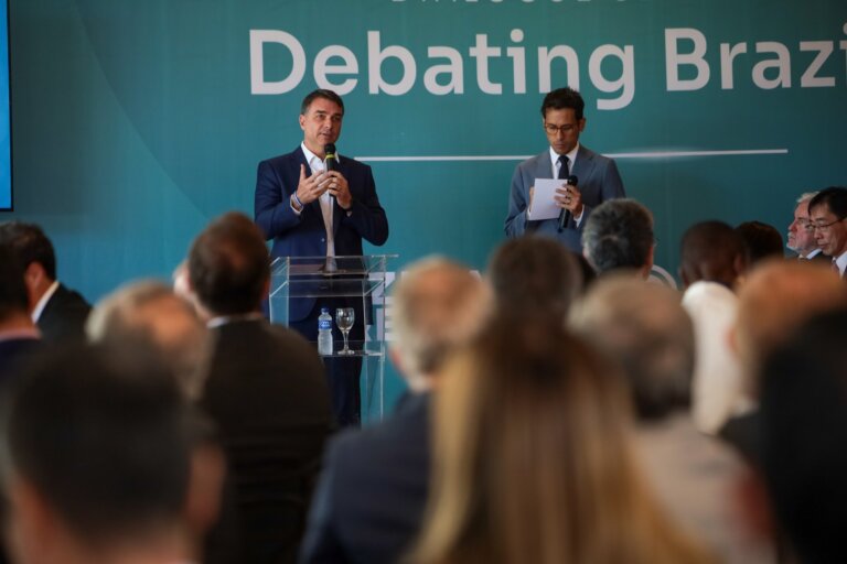 flavio-bolsonaro-recua-de-ataque-as-urnas-apos-repetir-fake-news-a-diplomatas