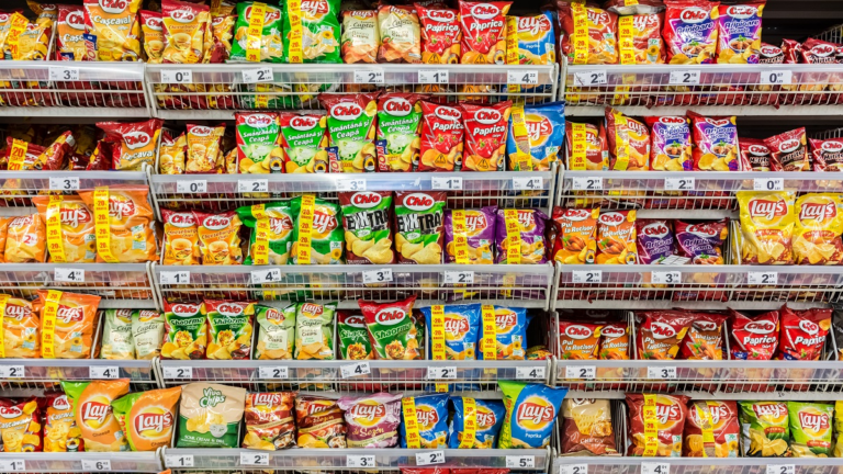 ultraprocessados-em-mercado.-foto:-reproducao-grandes-empresas-de-alimentos-ultraprocessados-moveram-235-ac…
