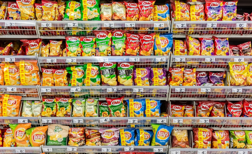 ultraprocessados-em-mercado.-foto:-reproducao-grandes-empresas-de-alimentos-ultraprocessados-moveram-235-ac…