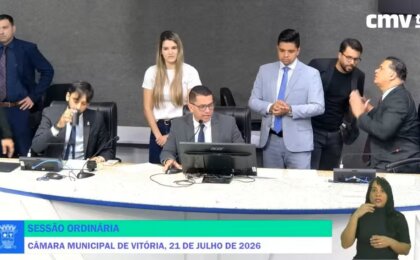 presidente-da-camara-de-vitoria-xinga-com-microfone-aberto-apos-sessao-esvaziada