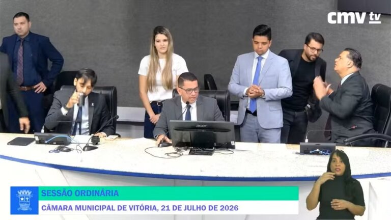 presidente-da-camara-de-vitoria-xinga-com-microfone-aberto-apos-sessao-esvaziada