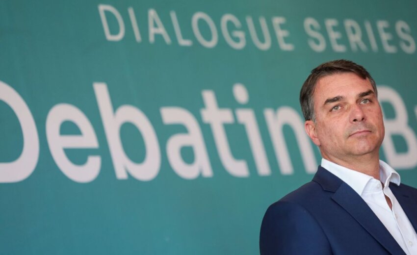 pt-avalia-acao-contra-flavio-bolsonaro-apos-ataque-as-urnas-diante-de-embaixadores
