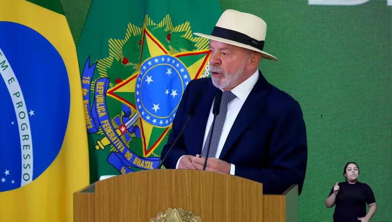 lula-diz-que-brasil-seguira-na-mesa-com-os-eua-e-nao-vai-“chorar”-exportacoes-barradas