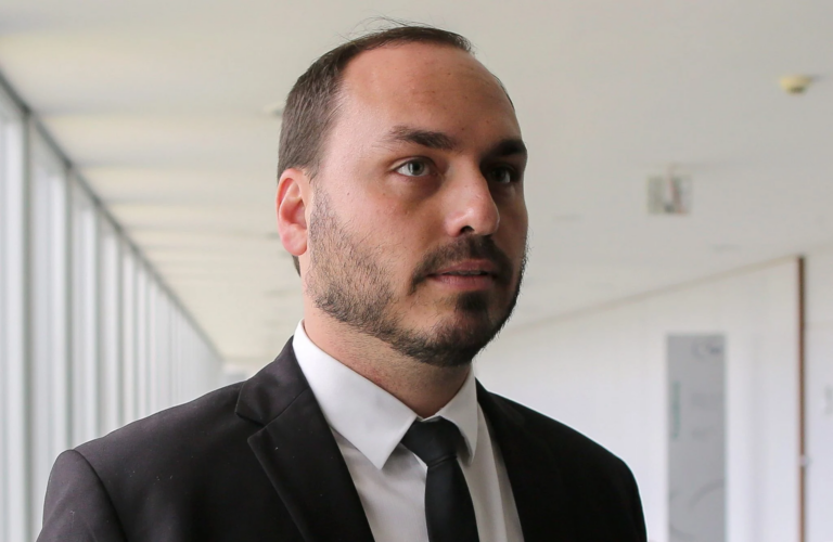 mp-cobra-quase-r$-1,9-milhao-de-ex-assessores-de-carlos-bolsonaro-por-rachadinha