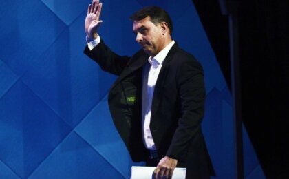 aliados-defendem-flavio-bolsonaro-apos-tse-desmentir-fake-news-sobre-urnas