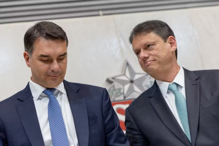tarcisio-deixa-flavio-bolsonaro-sozinho-em-fake-news:-“eu-confio-nas-urnas”