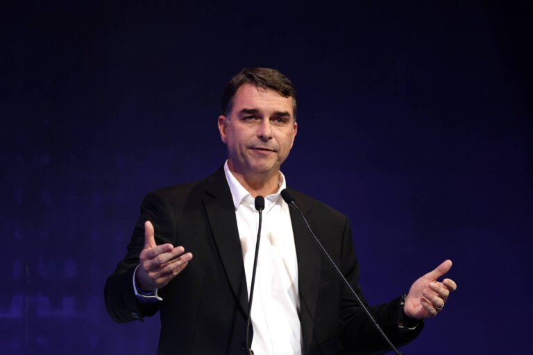 ataque-de-flavio-bolsonaro-as-urnas-e-fake-news-usada-desde-2014;-entenda