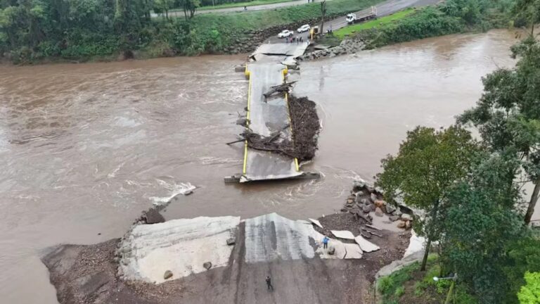 enchente-derruba-ponte-reconstruida-por-moradores-no-rs