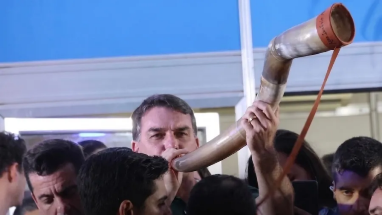 sakamoto:-flavio-toca-o-berrante-do-golpe-para-reunir-o-rebanho-de-jair