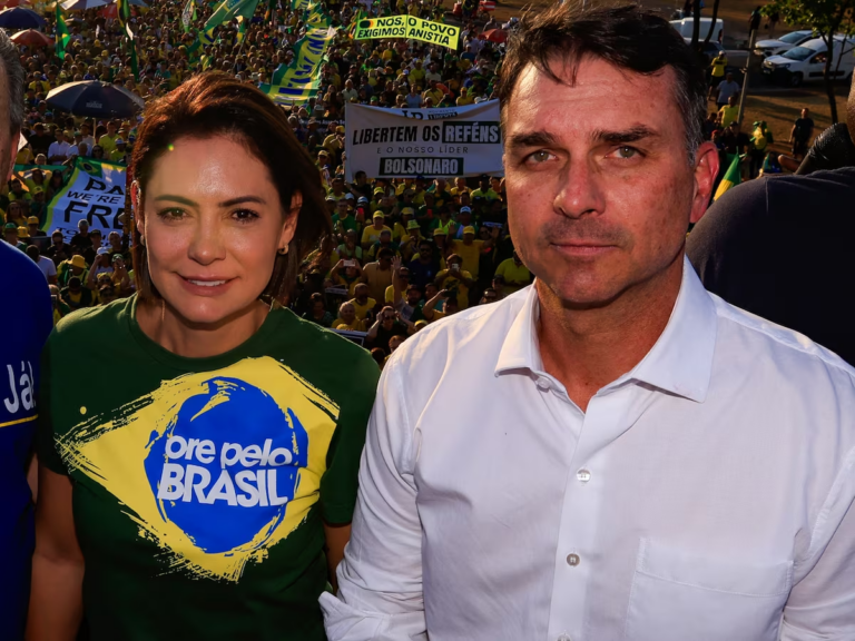 michelle-recua-e-acena-para-tregua-com-flavio-bolsonaro