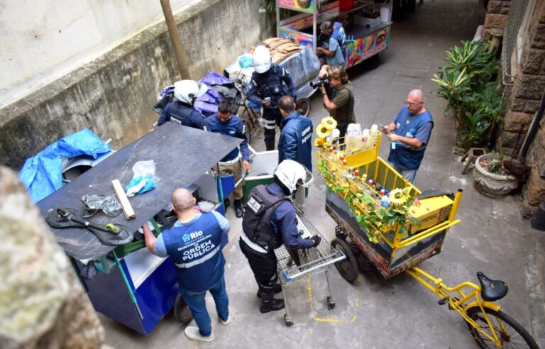 em-copacabana,-tolerancia-zero-fecha-depositos-ilegais-e-apreende-nove-toneladas-de-materiais