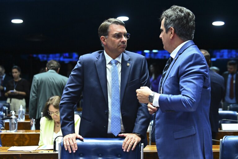 flavio-bolsonaro-tenta-tirar-pp-da-neutralidade-com-apelo-a-lealdade-de-ciro