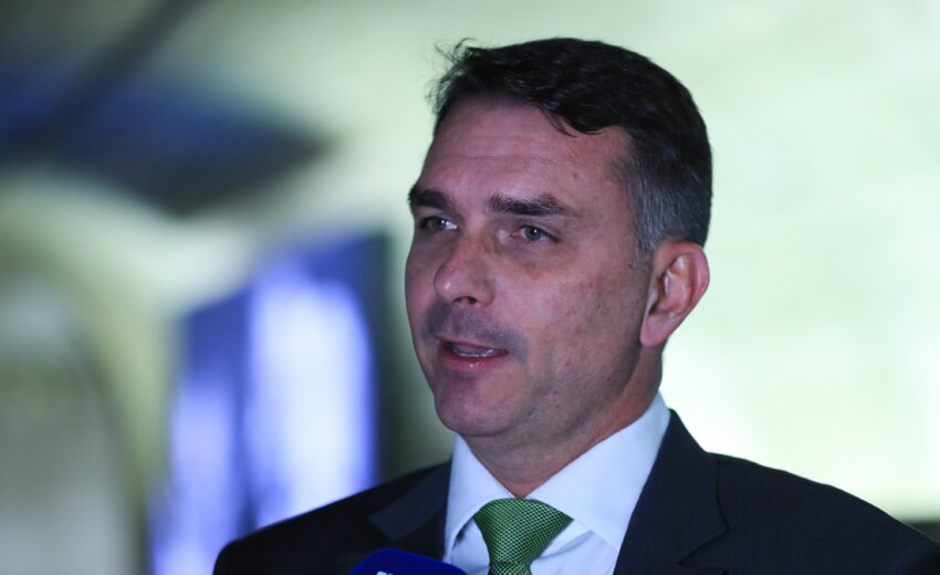 flavio-bolsonaro-espera-receber-michelle-na-convencao-apos-novo-pedido-de-desculpas
