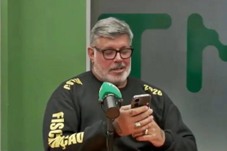 defesa-nega-que-bolsonaro-tenha-atendido-telefonema-de-frota:-“nao-tem-celular”