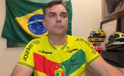 flavio-bolsonaro-evita-citar-michelle-em-live-apos-desculpas-e-diz-ser-“ameaca-ao-sistema”