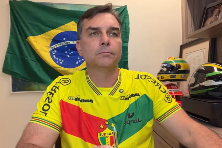 flavio-bolsonaro-evita-citar-michelle-em-live-apos-desculpas-e-diz-ser-“ameaca-ao-sistema”