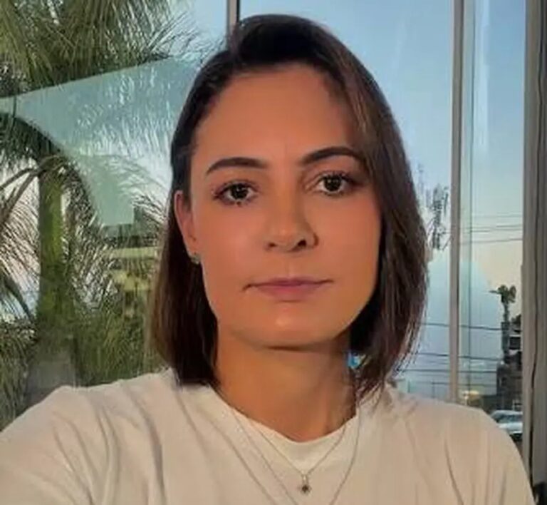 reconciliacao-de-michelle-e-flavio-bolsonaro-foi-tracada-antes-dos-videos,-mostra-bastidores