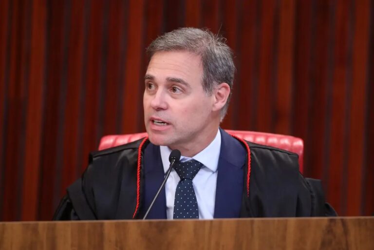 mendonca-deve-tratar-flavio-bolsonaro-sem-regalias-no-caso-“dark-horse”,-dizem-aliados