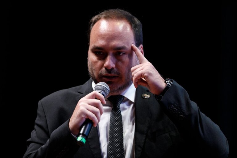 carluxo-nao-quis-que-flavio-bolsonaro-pedisse-desculpas-a-michelle