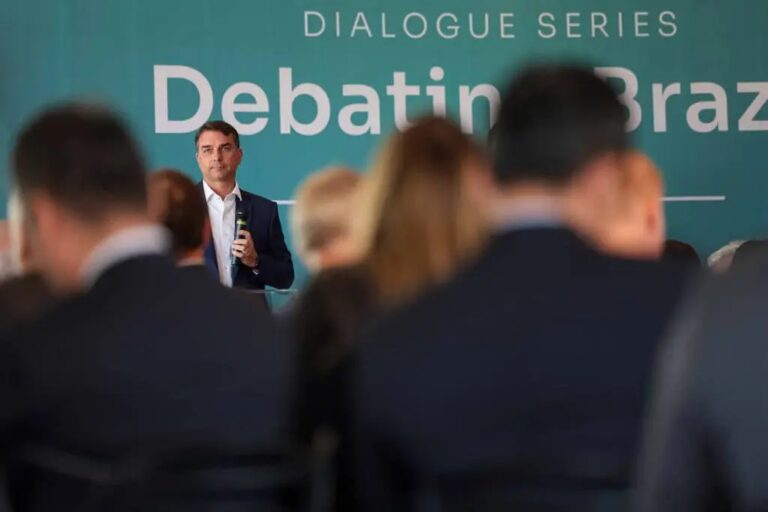 como-diplomatas-reagiram-a-fake-news-de-flavio-bolsonaro-sobre-as-urnas