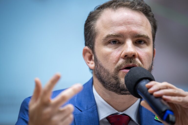 ministro-da-fazenda-defende-maior-controle-sobre-bets:-“tratar-igual-cigarro”