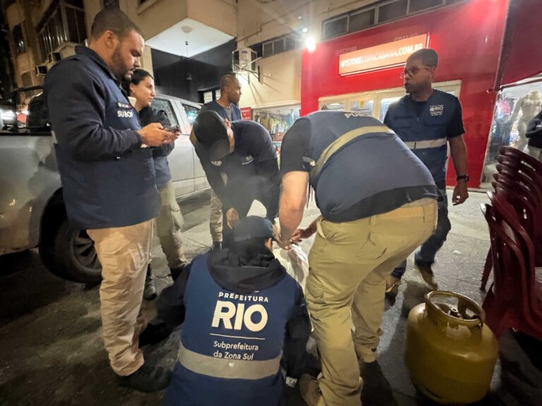 operacao-em-copacabana-remove-estruturas-irregulares-e-apreende-alimentos-improprios-para-consumo