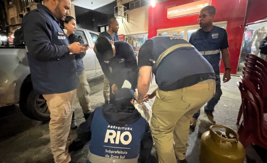 operacao-em-copacabana-remove-estruturas-irregulares-e-apreende-alimentos-improprios-para-consumo